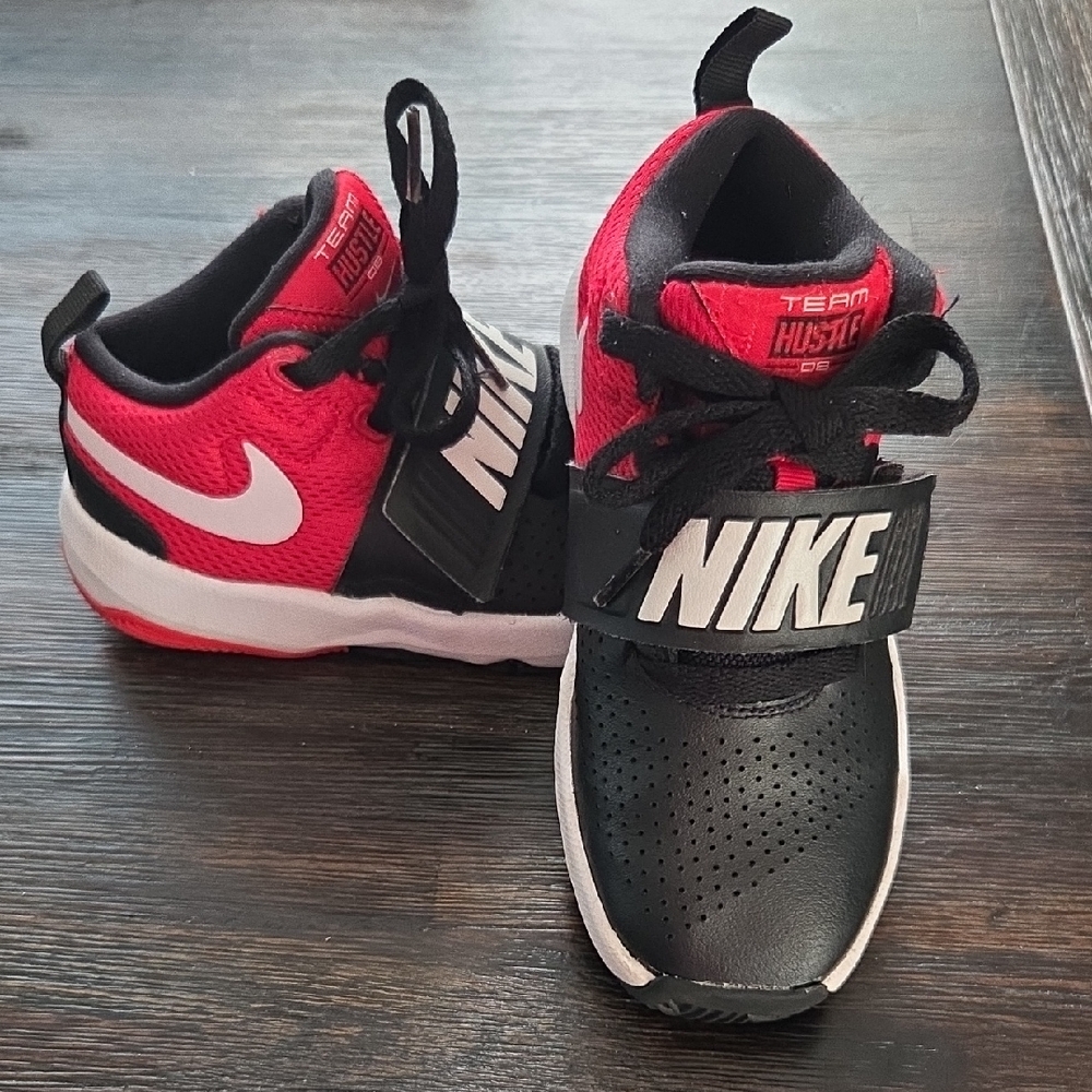 Nike Kids' Black and Red Team Hustle Sneakers, Size 11.5